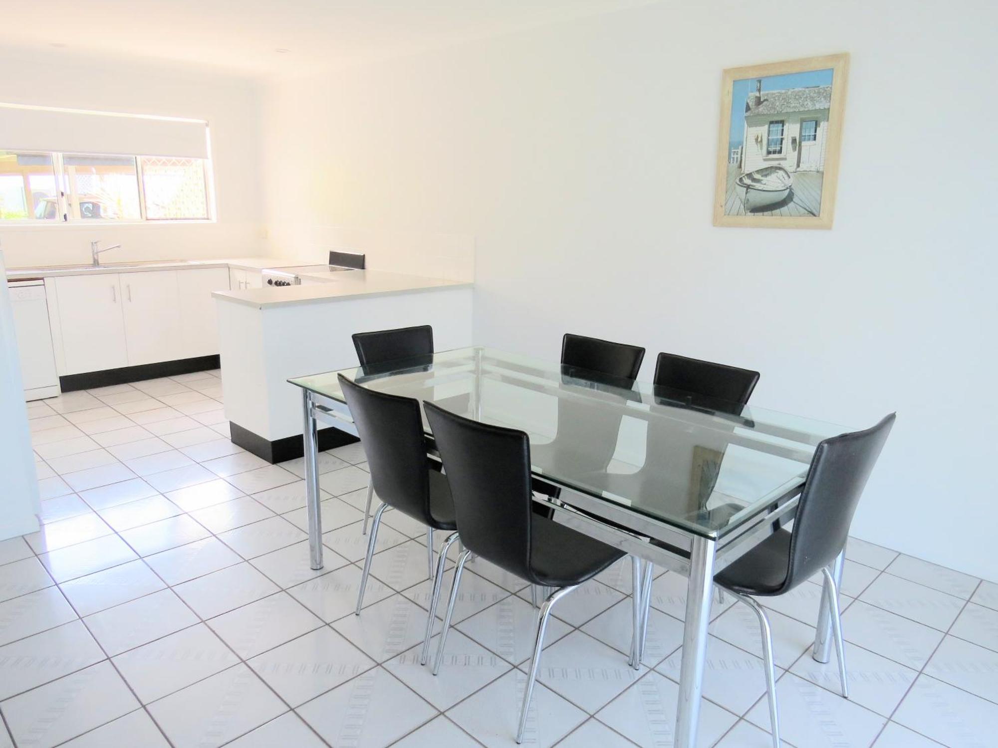 The Shores Holiday Apartments Mackay Room photo